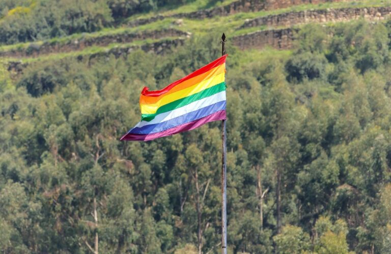 CUSCO FLAG VS PRIDE FLAG